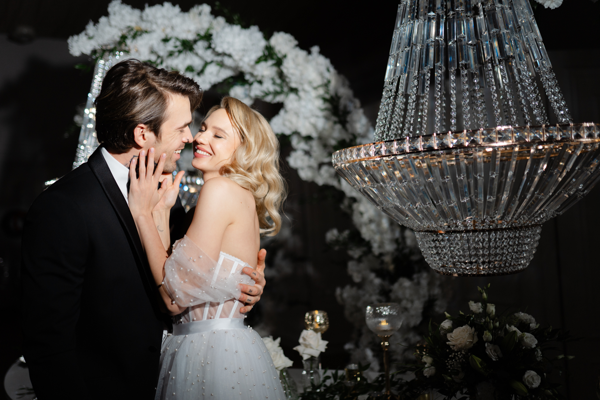 Romantyczny moment pary młodej podczas sesji ślubnej